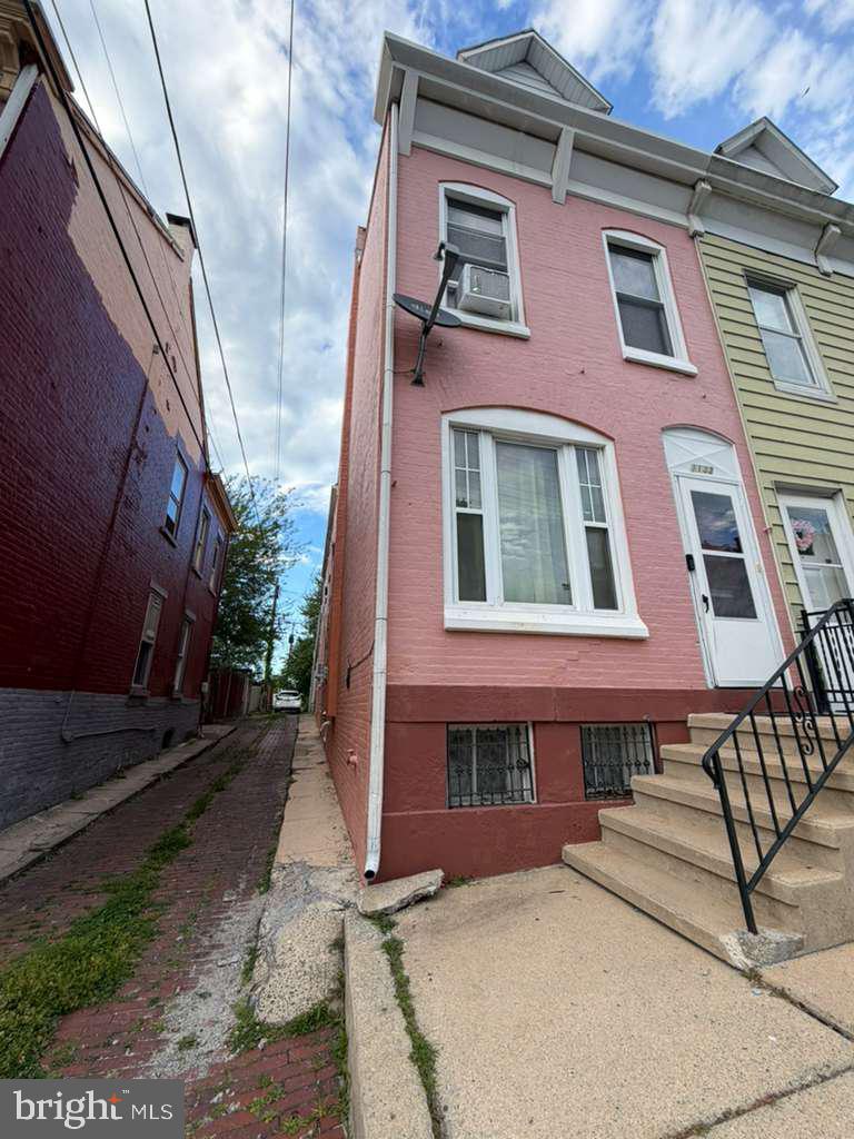1133 DOUGLASS STREET