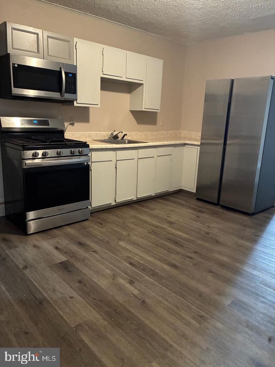 Welcome to this spacious and well-maintained 1st FLOOR duplex unit available for rent in the highly sought-after Powelton Village neighborhood. The first-floor unit includes an in-unit washer and dryer, providing a comfortable and efficient living experience. This 1-bedroom, 1-bathroom apartment features an inviting eat-in kitchen with plenty of cabinet and counter space, ideal for everyday cooking and dining. The living room is bright and open, featuring oversized windows that bring in abundant natural light throughout the day. The bedroom offers ample space and closet storage, while the full bathroom is conveniently located and well-kept. Additional features include a private front entrance, access to a shared outdoor space, and proximity to public transportation for easy commuting around the city. The property is located within minutes of University City destinations such as Drexel University, UPenn, the Fresh Grocer, Sabrina’s Café, and World Café Live, offering a mix of convenience and accessibility. Don’t miss the opportunity to lease this well-cared-for unit in the heart of Powelton Village. Schedule your showing today.