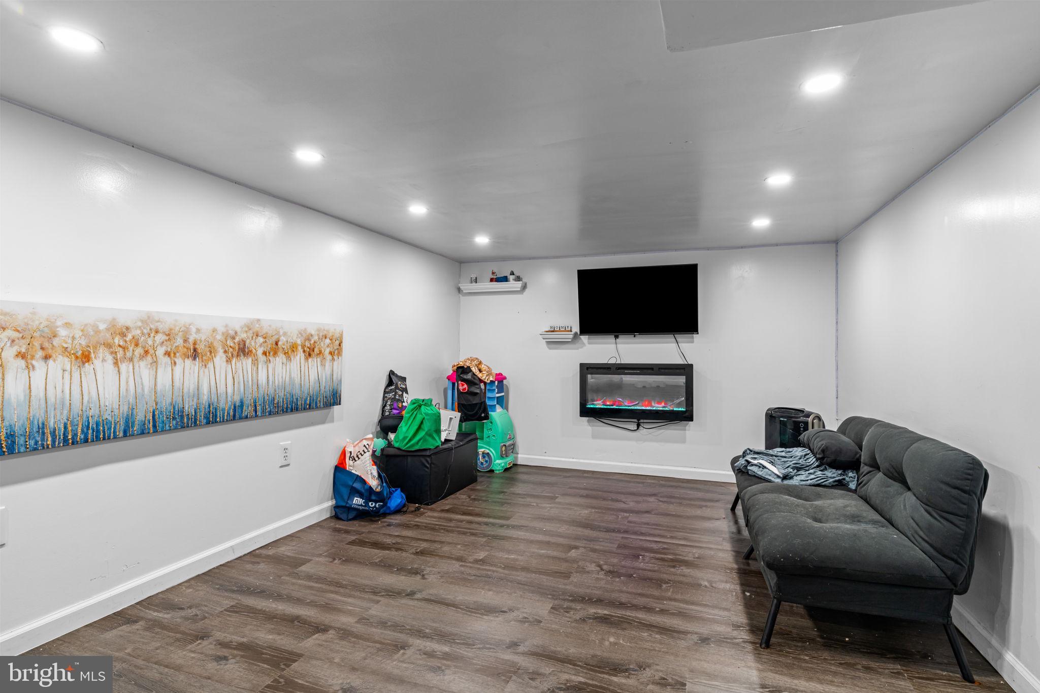 LYNNEWOOD GDNS - Residential Lease