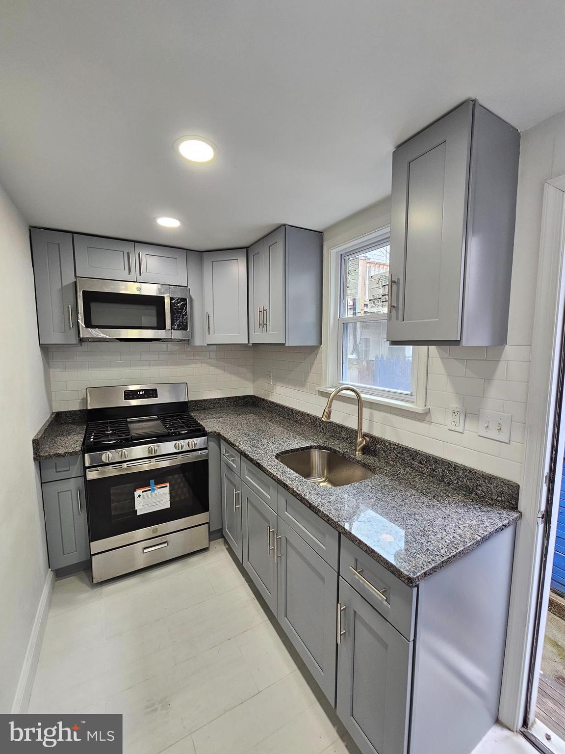 PORT RICHMOND - Residential Lease