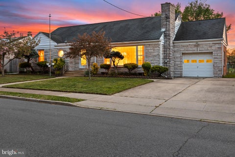 Homes For Sale - 13 Coral Drive<br/> HAMILTON, NJ 08619