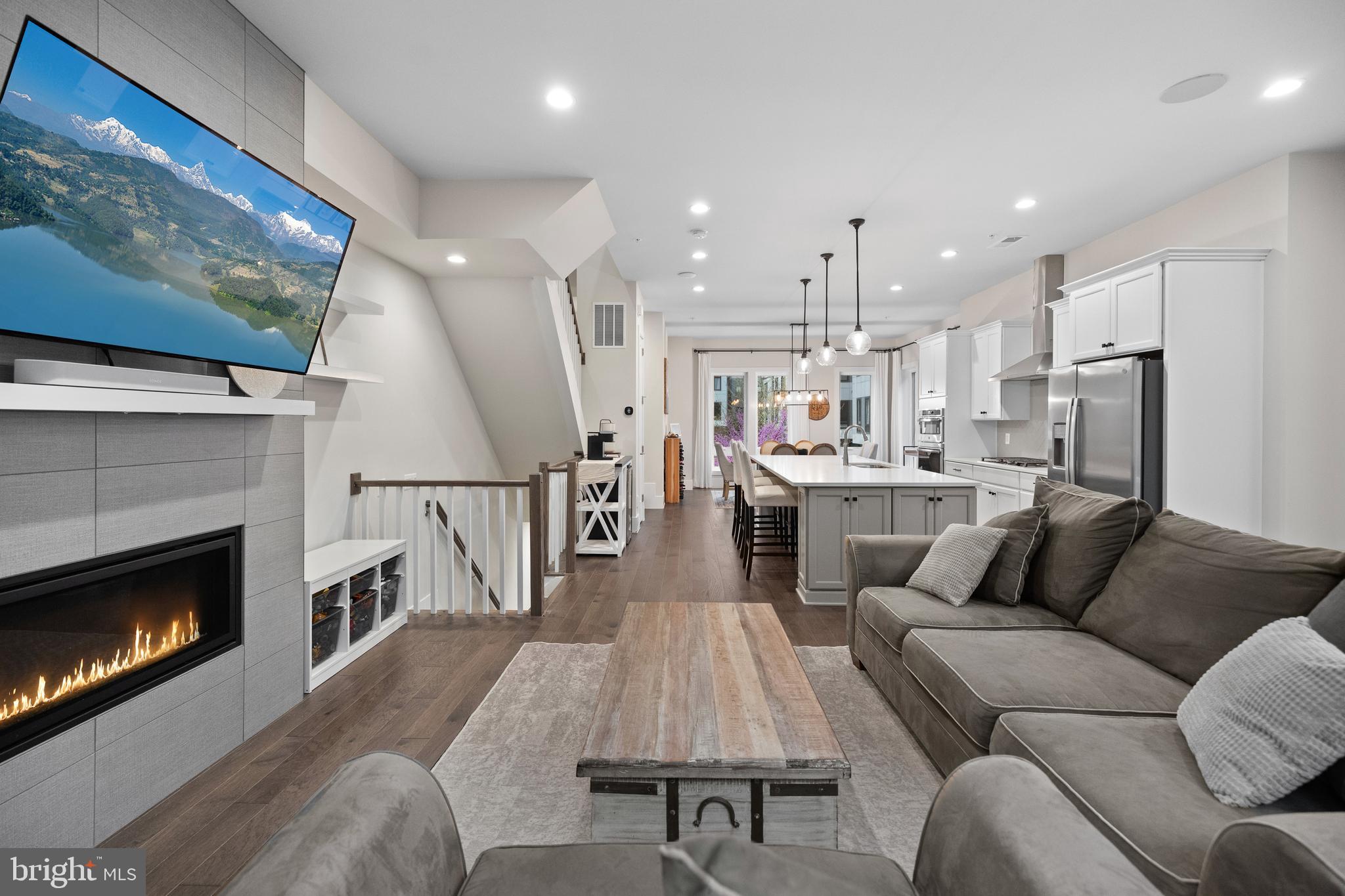 EISENHOWER SQUARE - Residential Lease