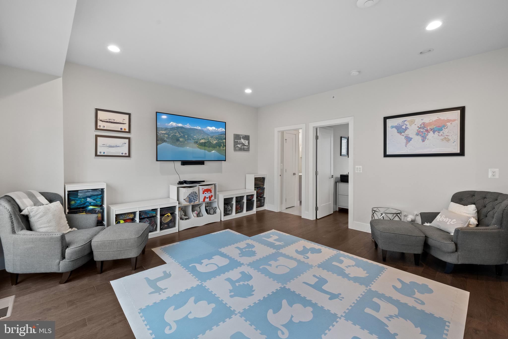 EISENHOWER SQUARE - Residential Lease