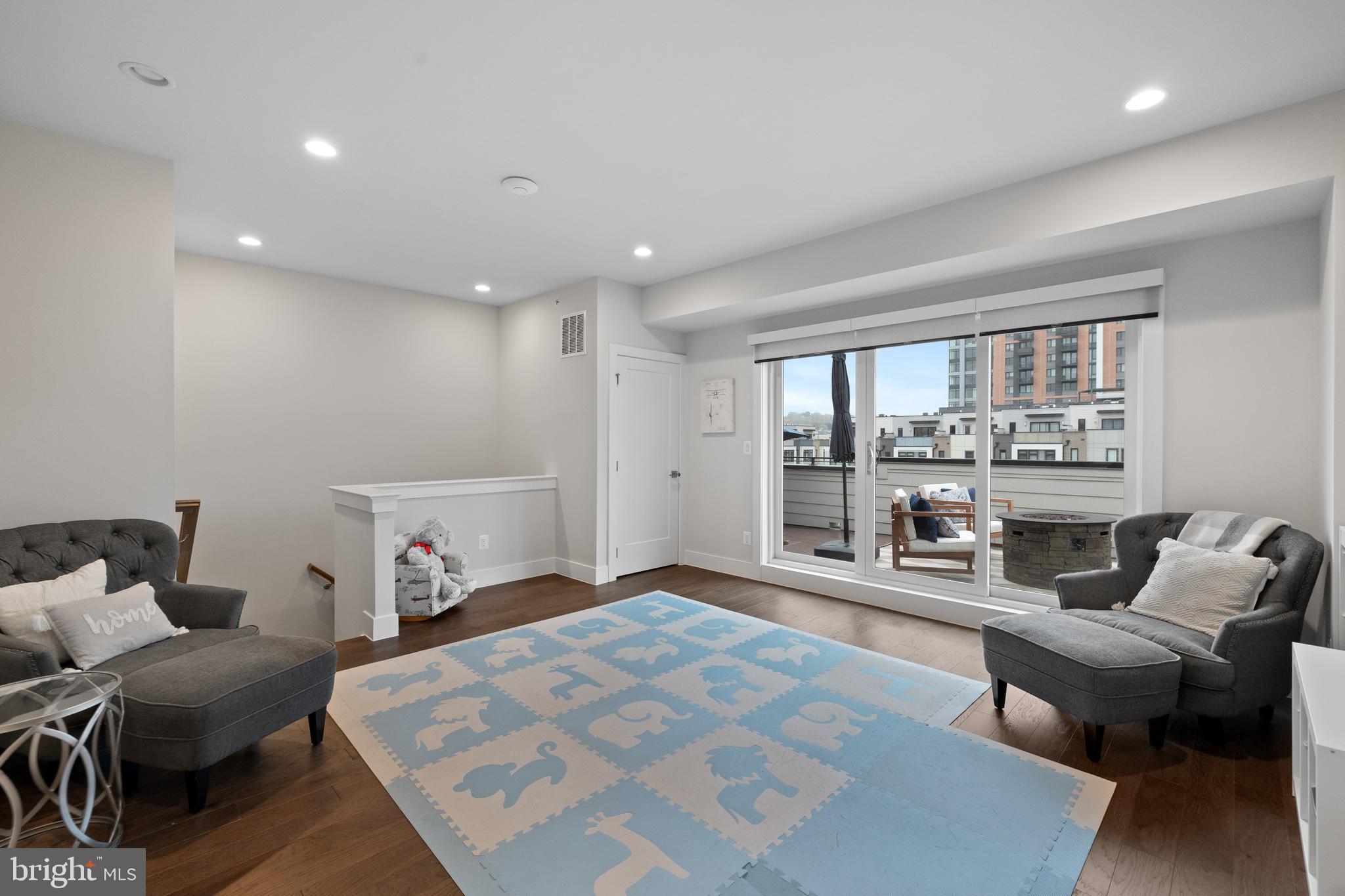 EISENHOWER SQUARE - Residential Lease