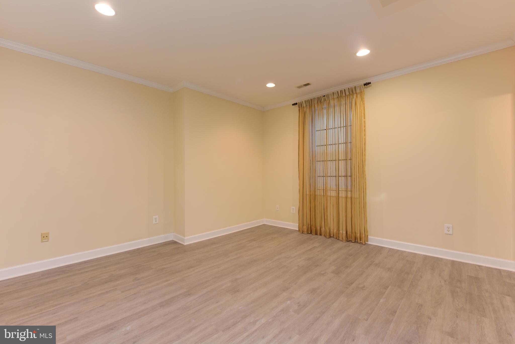 TYSONS EXECUTIVE VILLAGE - Residential