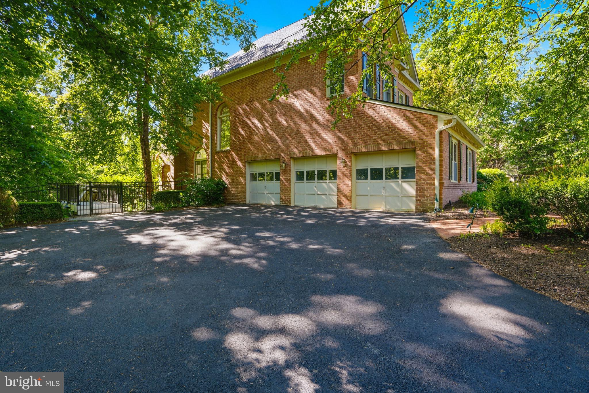 MCLEAN FALLS AT CHINQUAP - Residential