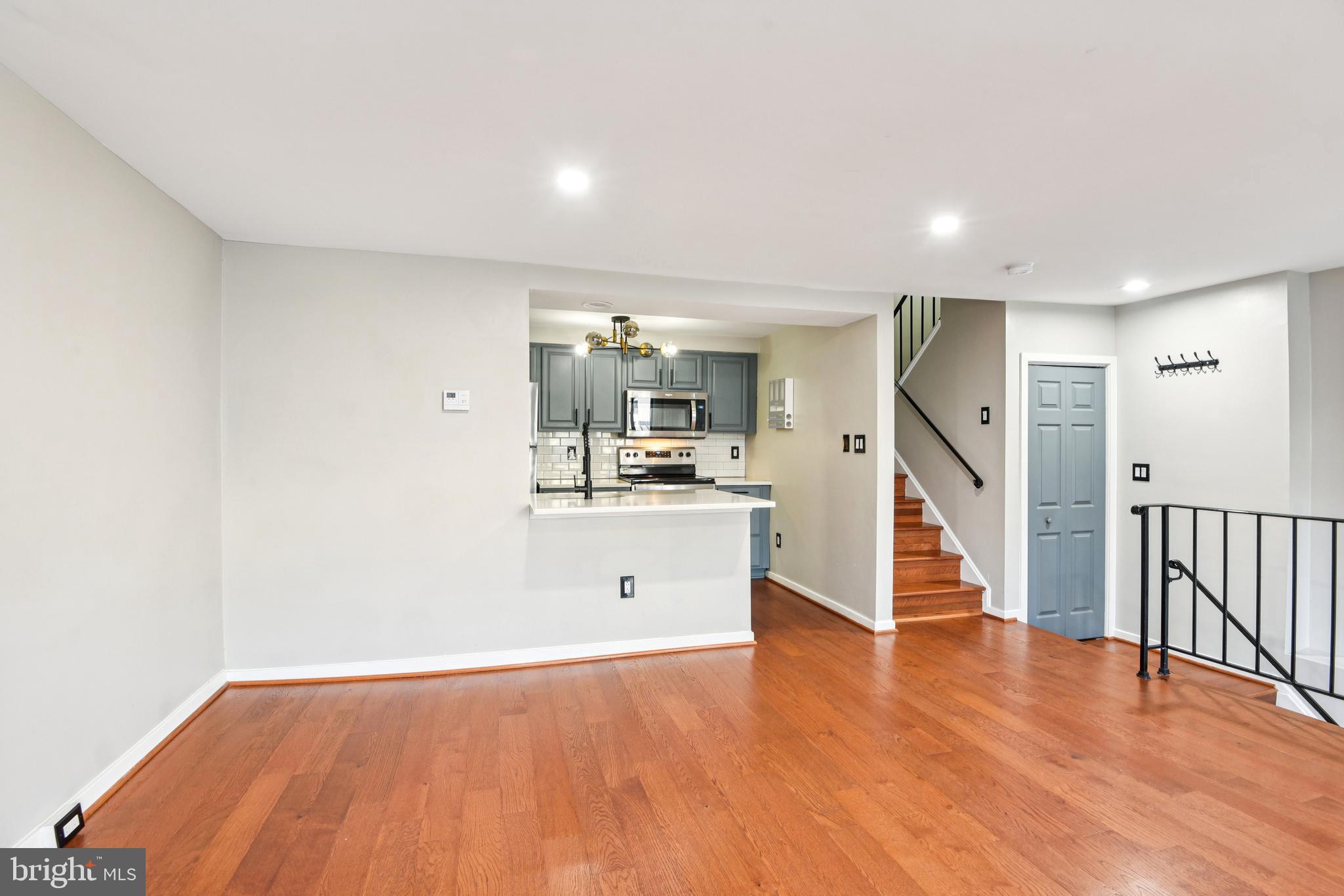 CHRISTOPHER COURT - Residential