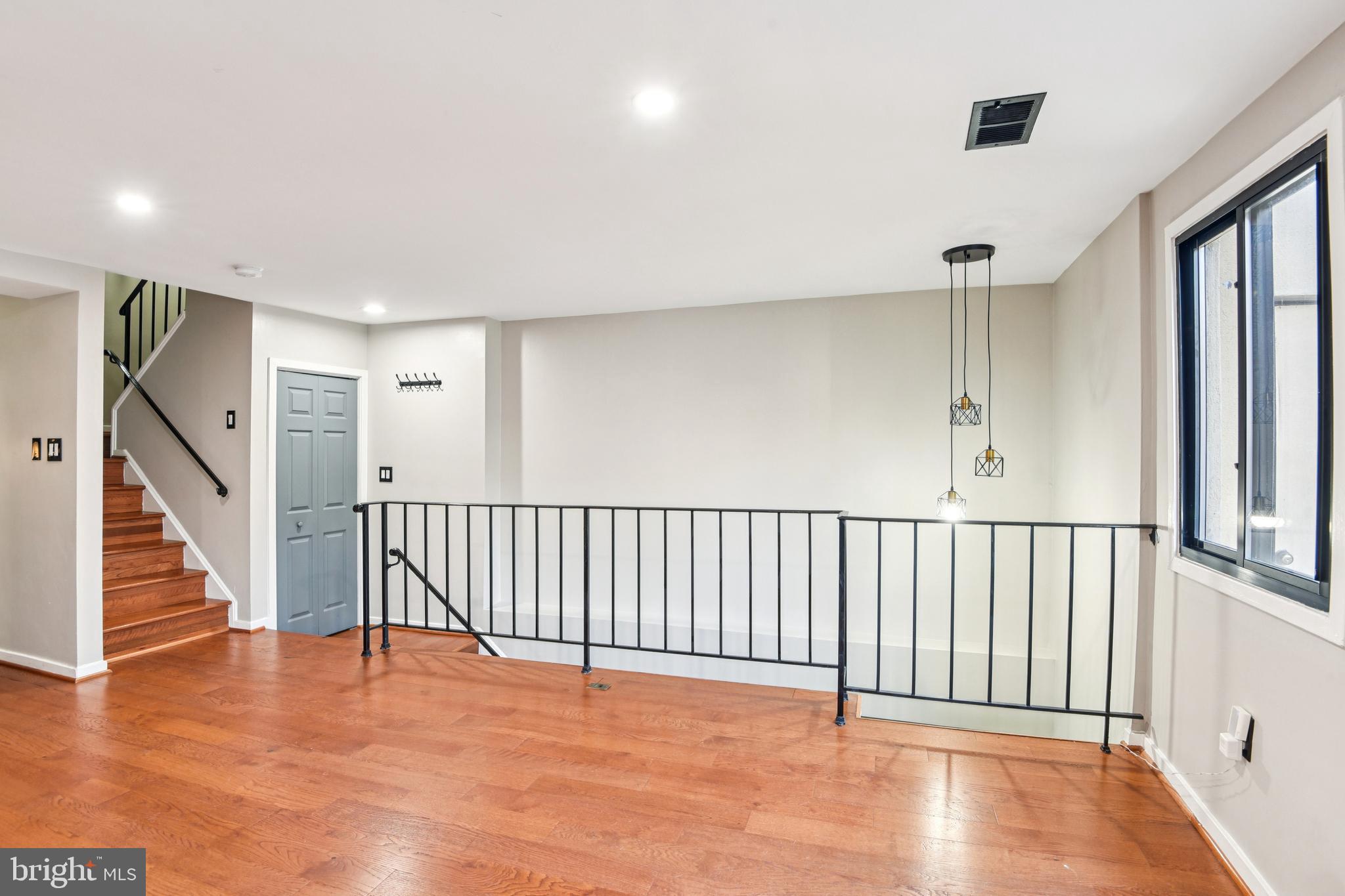 CHRISTOPHER COURT - Residential