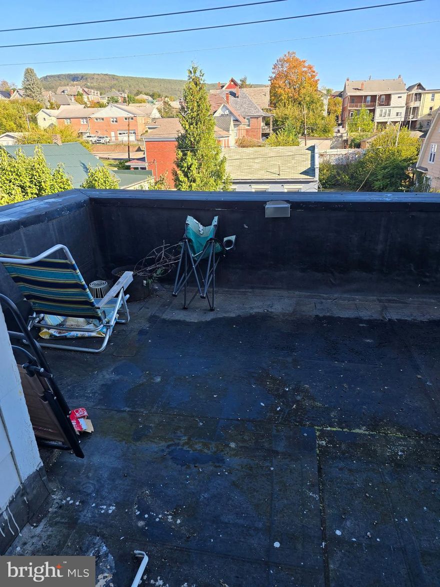 Don't miss this large 1 bed 1 bath third floor apartment with 9ft ceilings, great layout, and a pretty sweet balcony yielding some nice views!  Building is in a great commuter location.  Building is secure with a front door camera combined with automatic magnetic door locks that can only be opened with a key card for this building.  Coin-op laundry room on-site.  Call today!  Agent is Owner