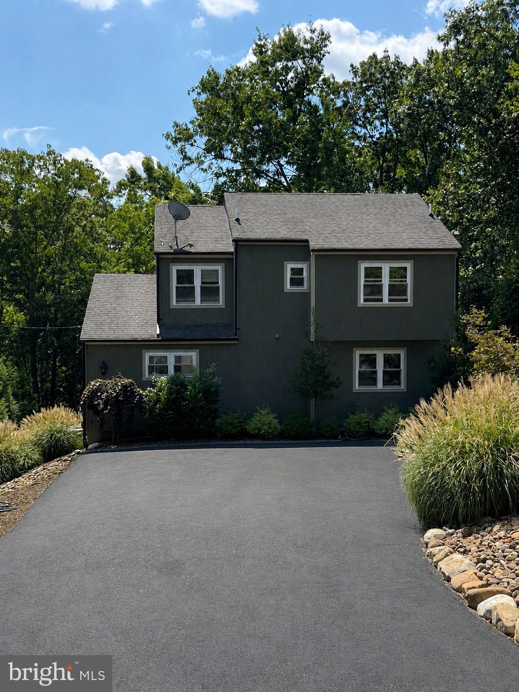 Photo of 203 Fairway Circle, CROSS JUNCTION, VA 22625 (MLS # VAFV2045022)