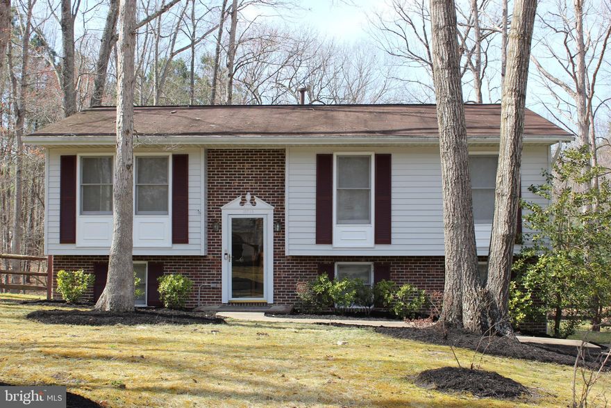 This fantastic single-family home is ready for new owners. Featuring spacious 3 bedrooms and 2.5 baths, with the majority of the yard fenced in. The lower level boasts a full bath, a rec room, and two other versatile rooms, including a gas fireplace. Sold as-is, with home inspection for informational purposes only. A perfect opportunity to make upgrades and gain instant equity.