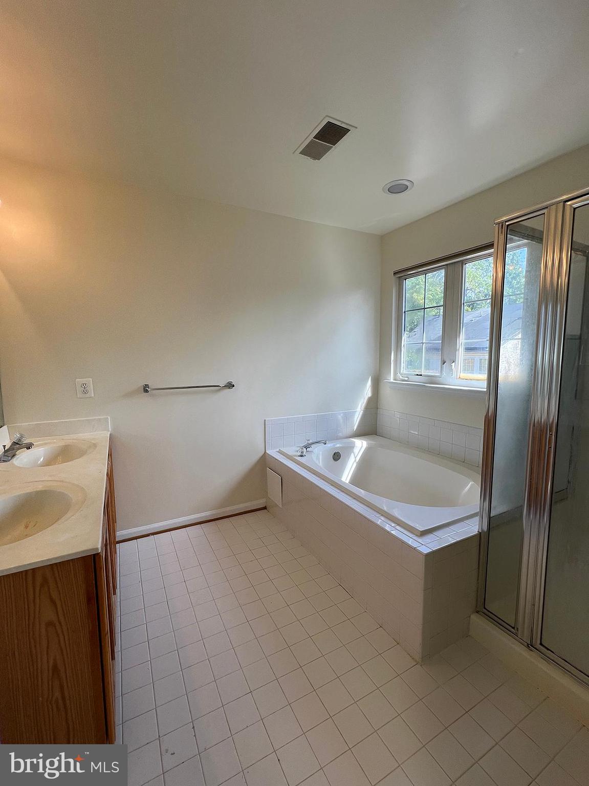 WOODVIEW VILLAGE - Residential Lease