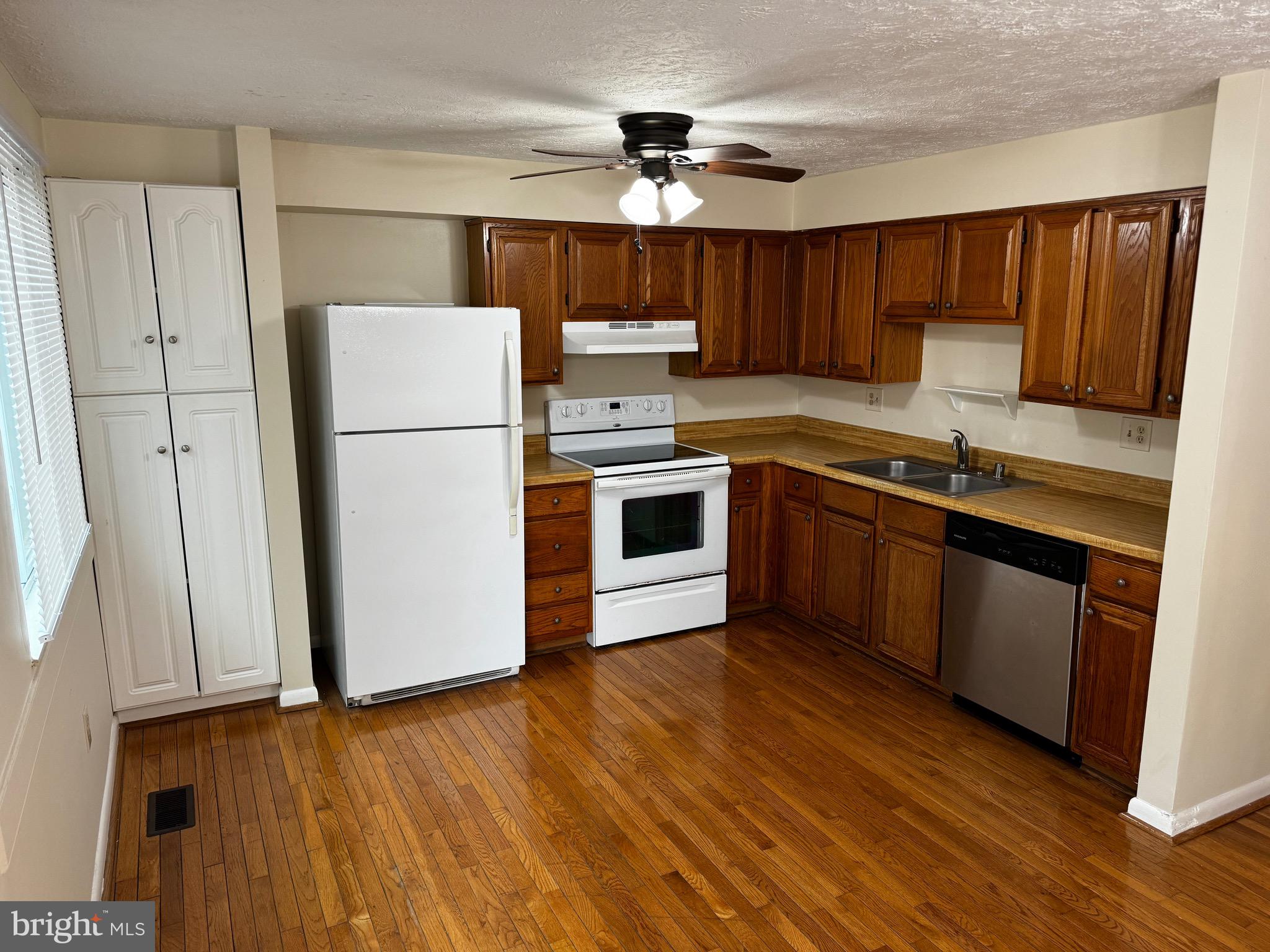 ASHTON VILLAGE - Residential Lease