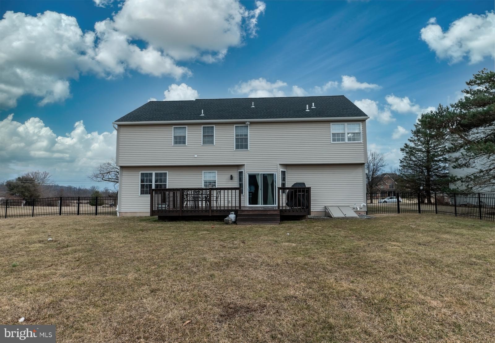 WOODS EDGE - Residential