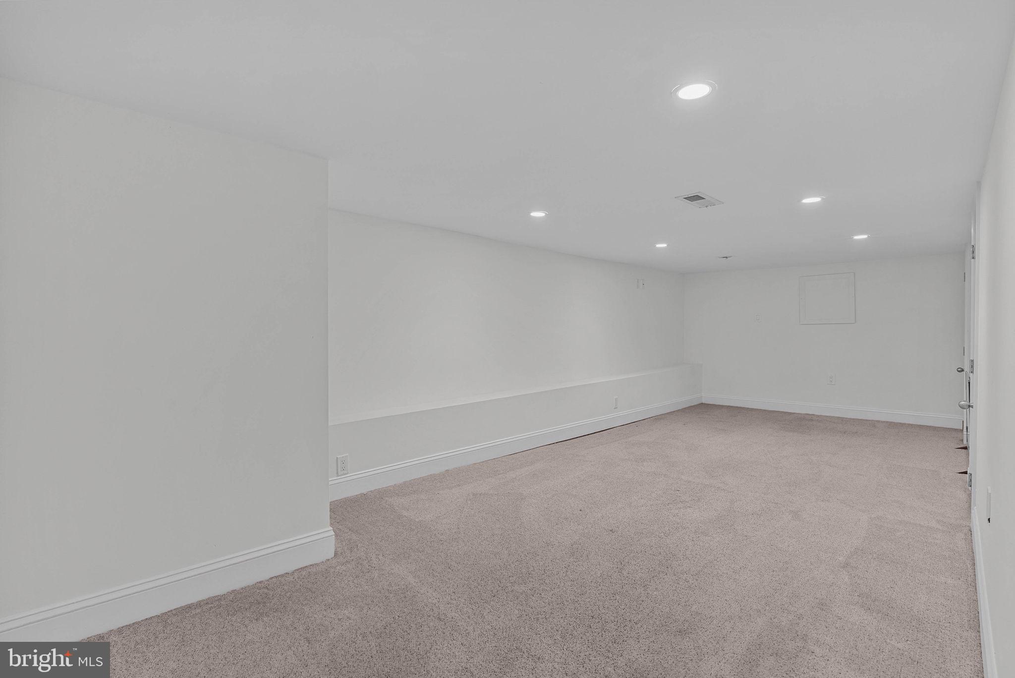 QUEEN VILLAGE - Residential