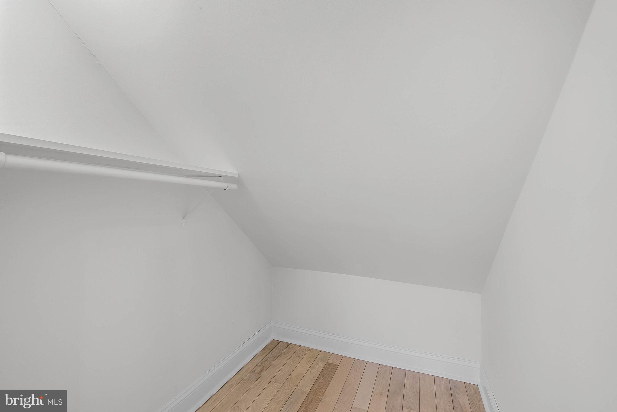 QUEEN VILLAGE - Residential