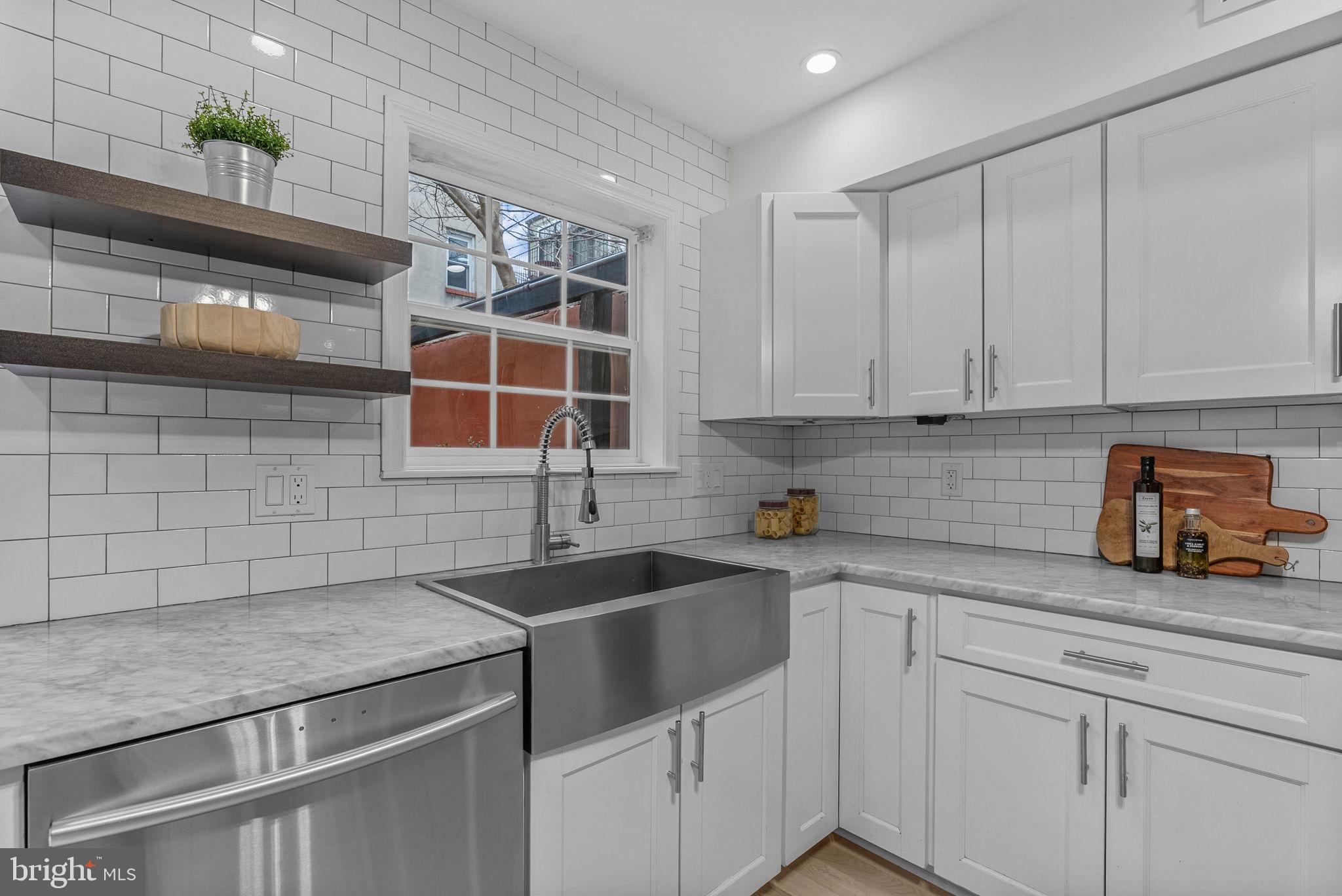 QUEEN VILLAGE - Residential