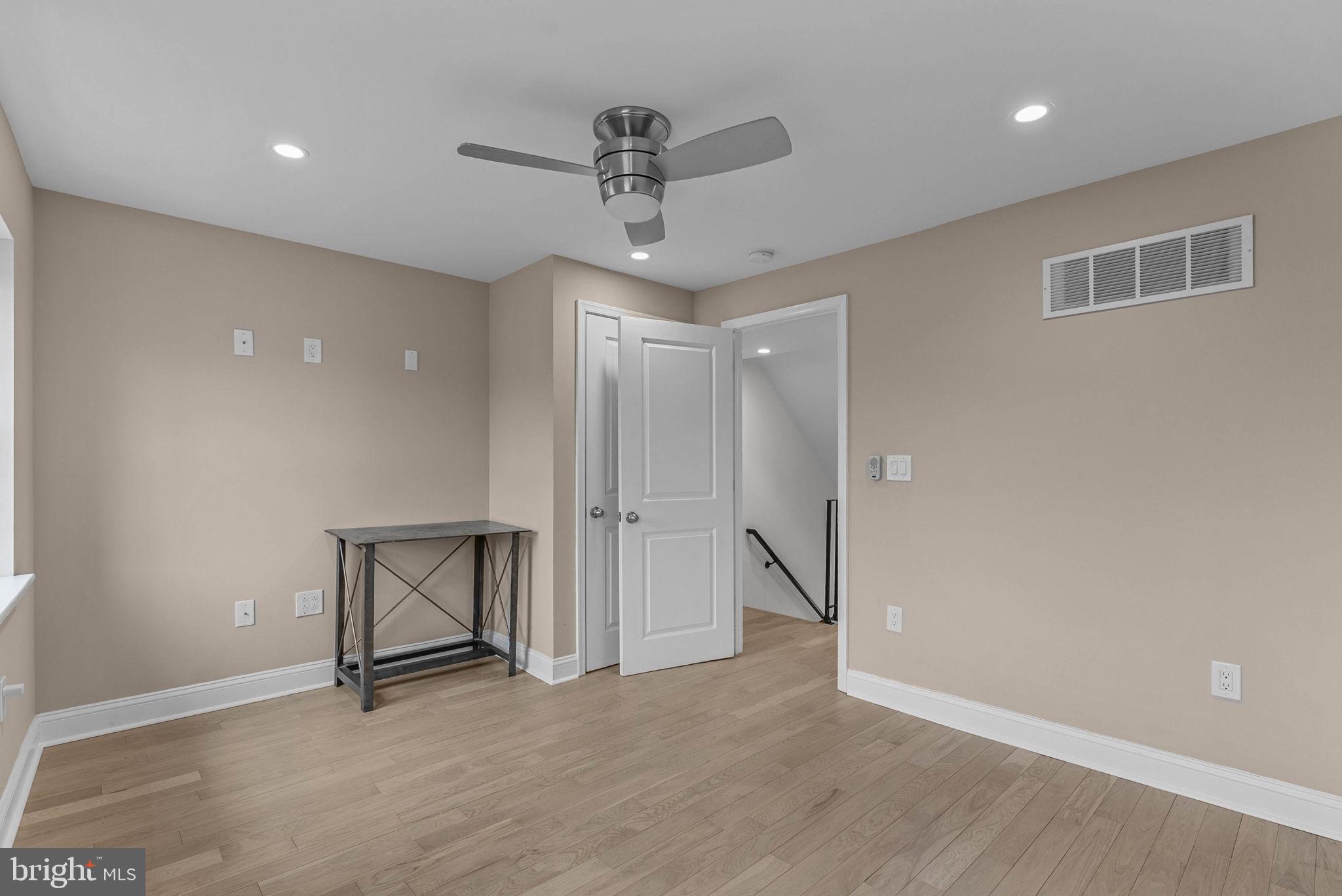 QUEEN VILLAGE - Residential