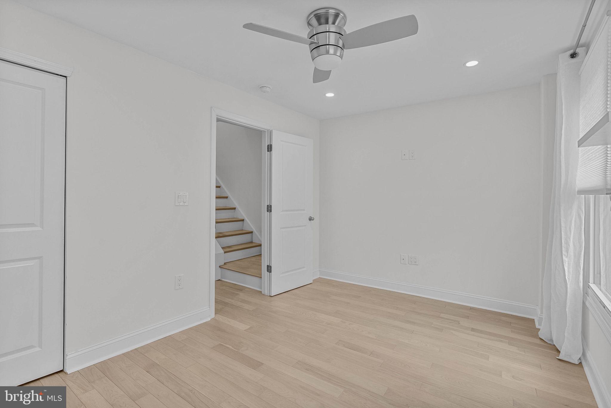 QUEEN VILLAGE - Residential