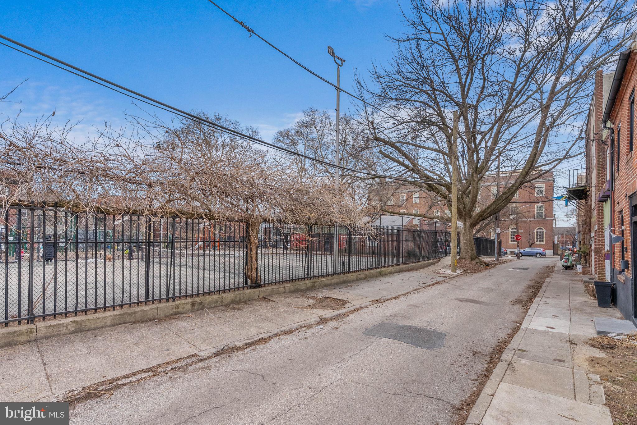 QUEEN VILLAGE - Residential