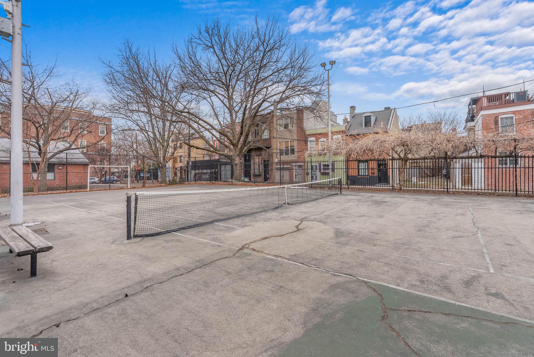 QUEEN VILLAGE - Residential