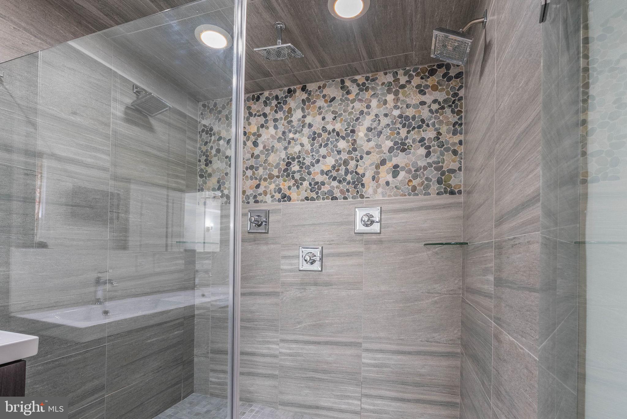 QUEEN VILLAGE - Residential