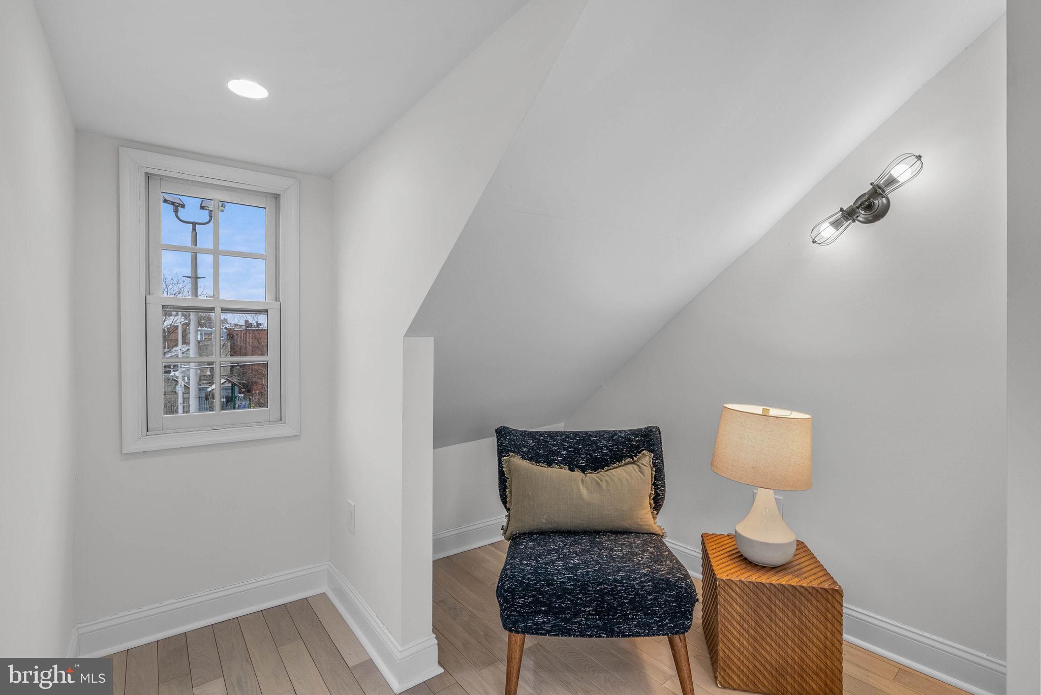 QUEEN VILLAGE - Residential