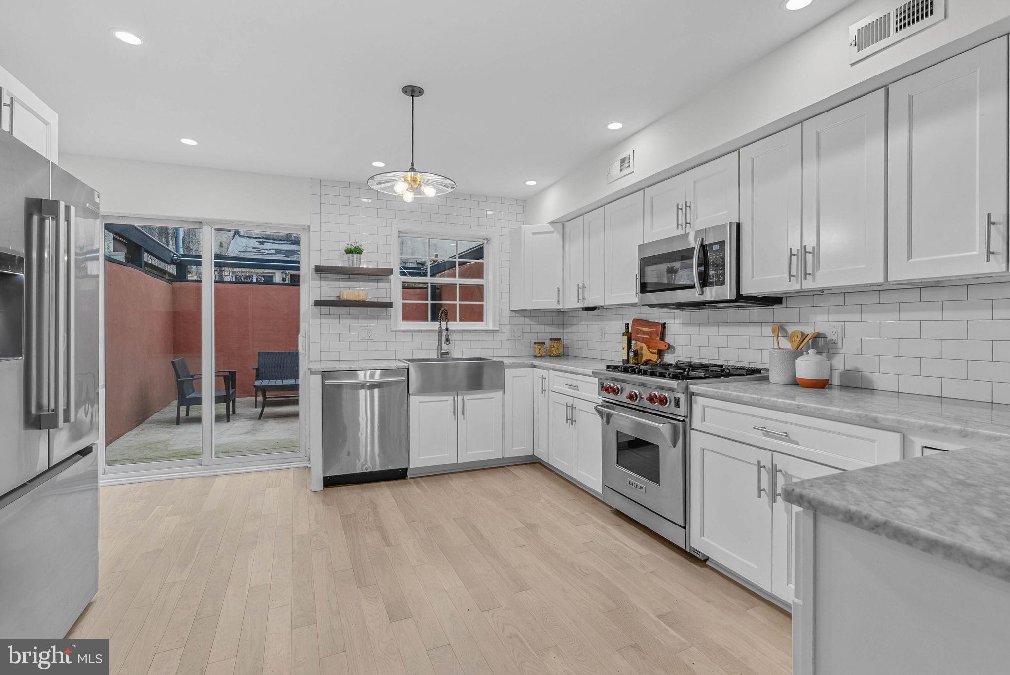 QUEEN VILLAGE - Residential