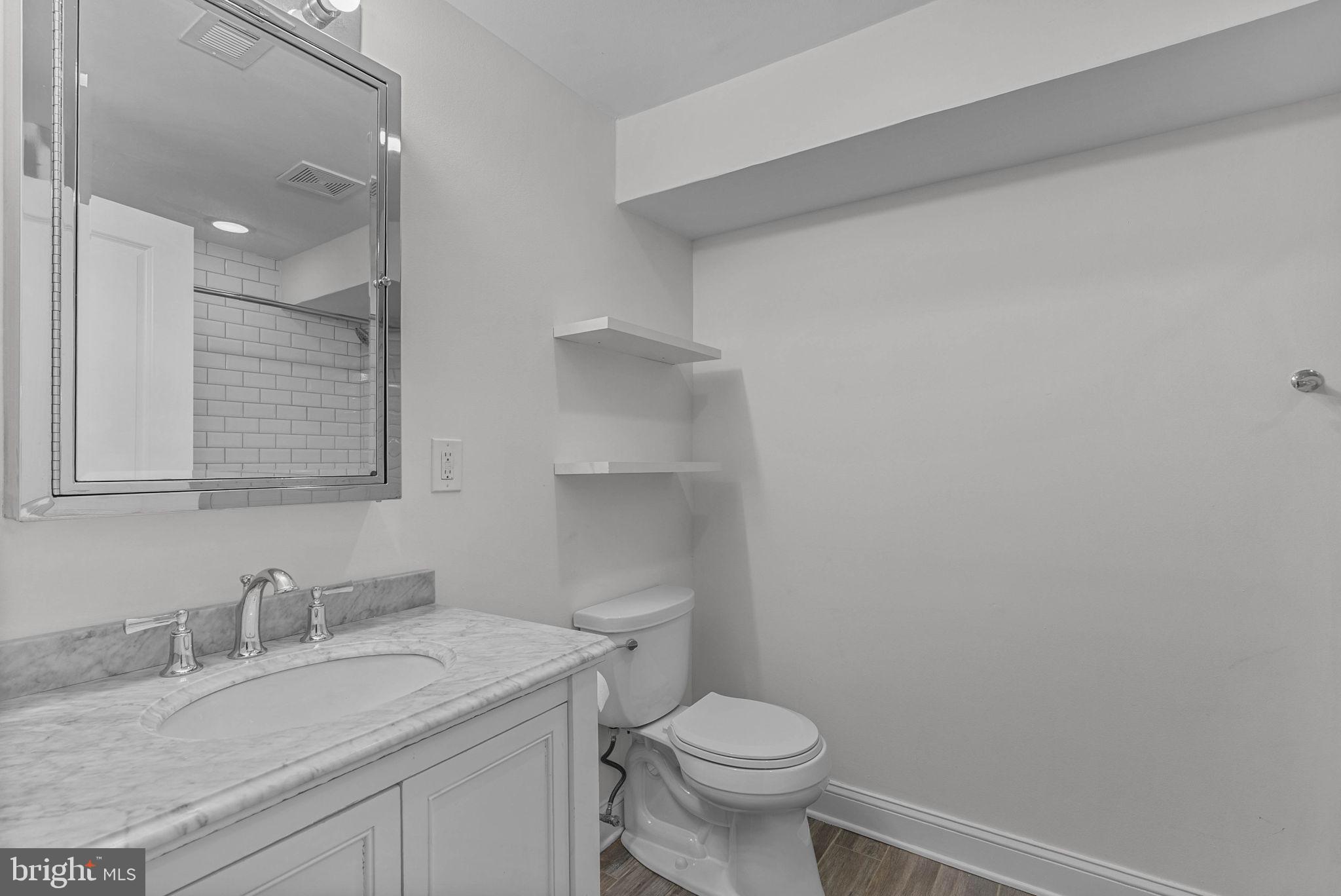 QUEEN VILLAGE - Residential