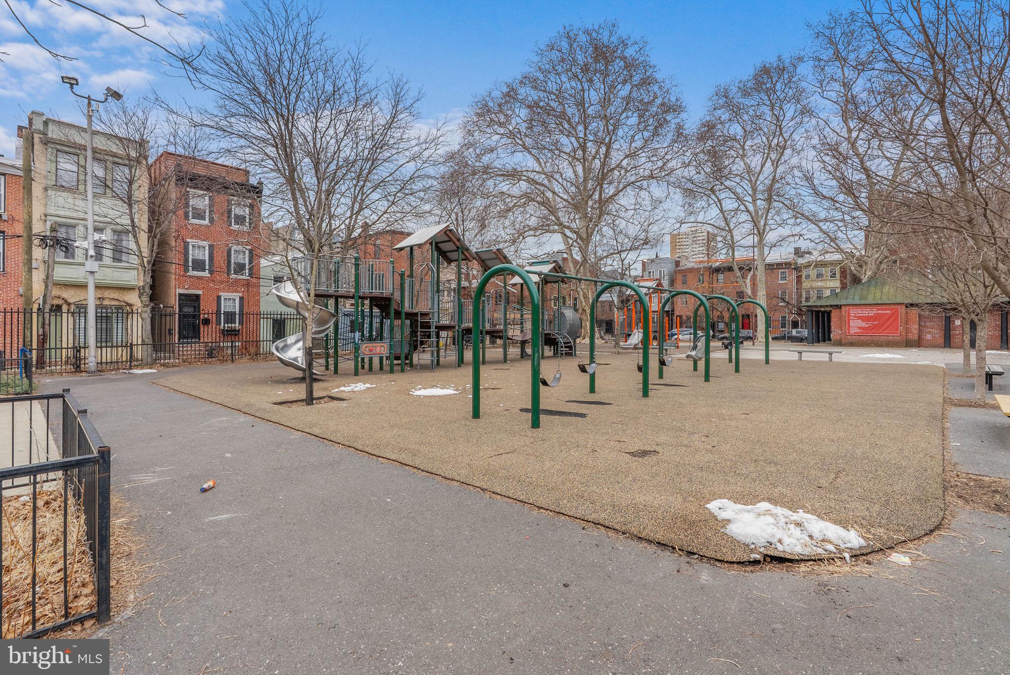 QUEEN VILLAGE - Residential