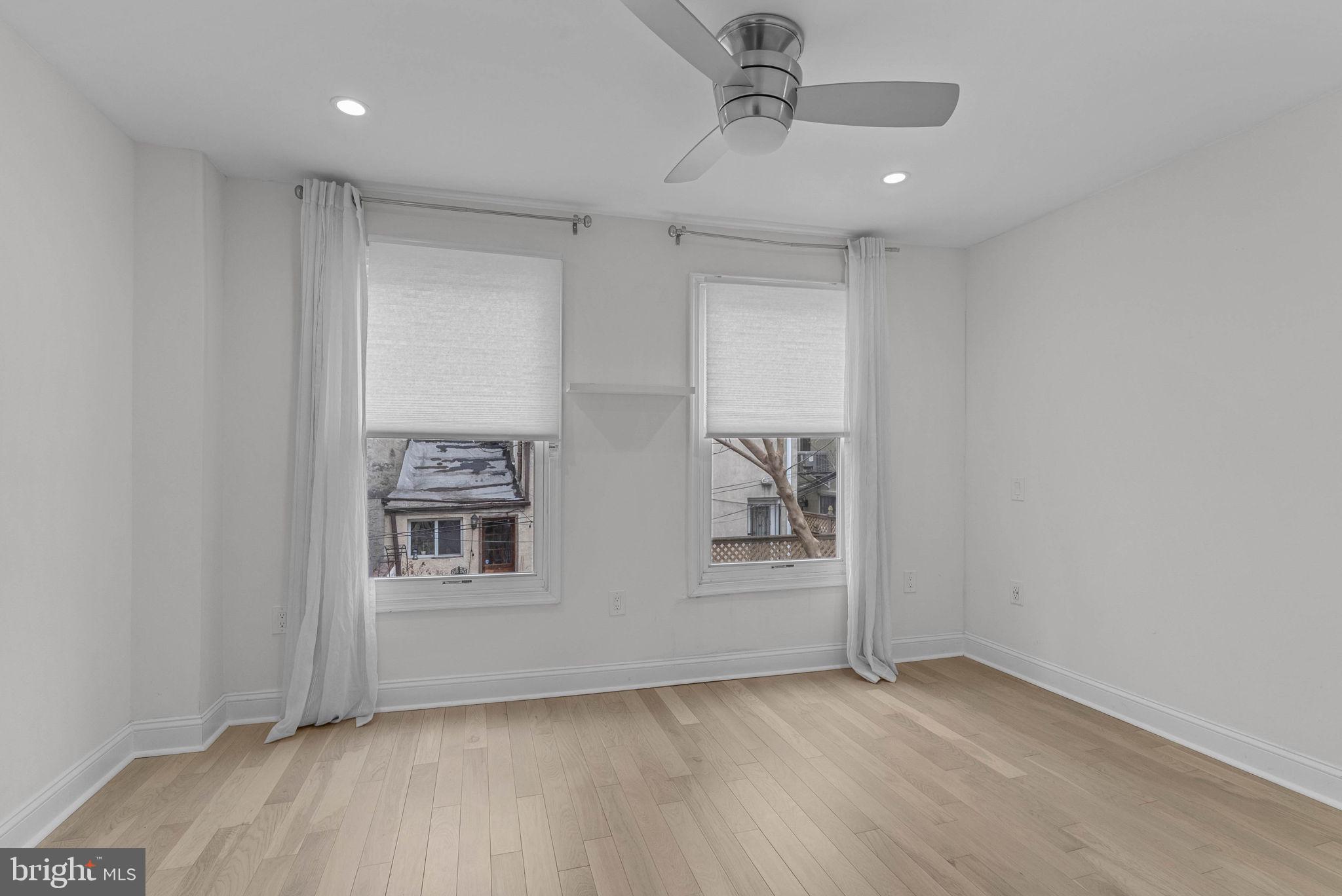 QUEEN VILLAGE - Residential