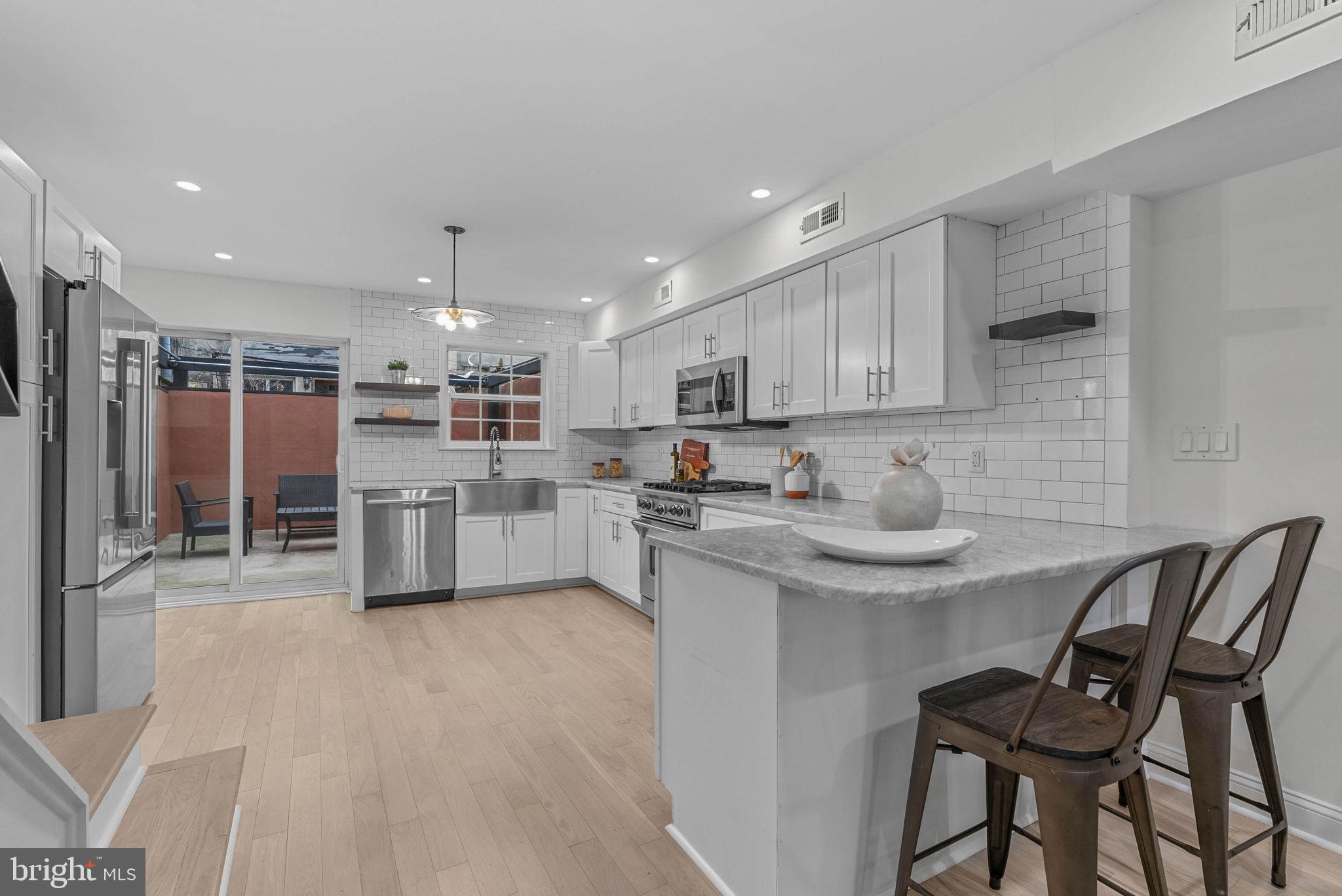 QUEEN VILLAGE - Residential