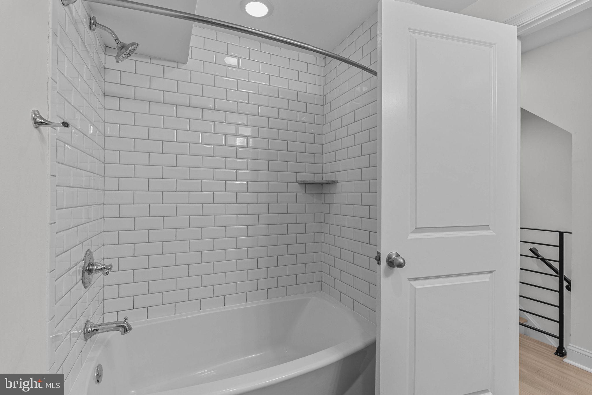 QUEEN VILLAGE - Residential