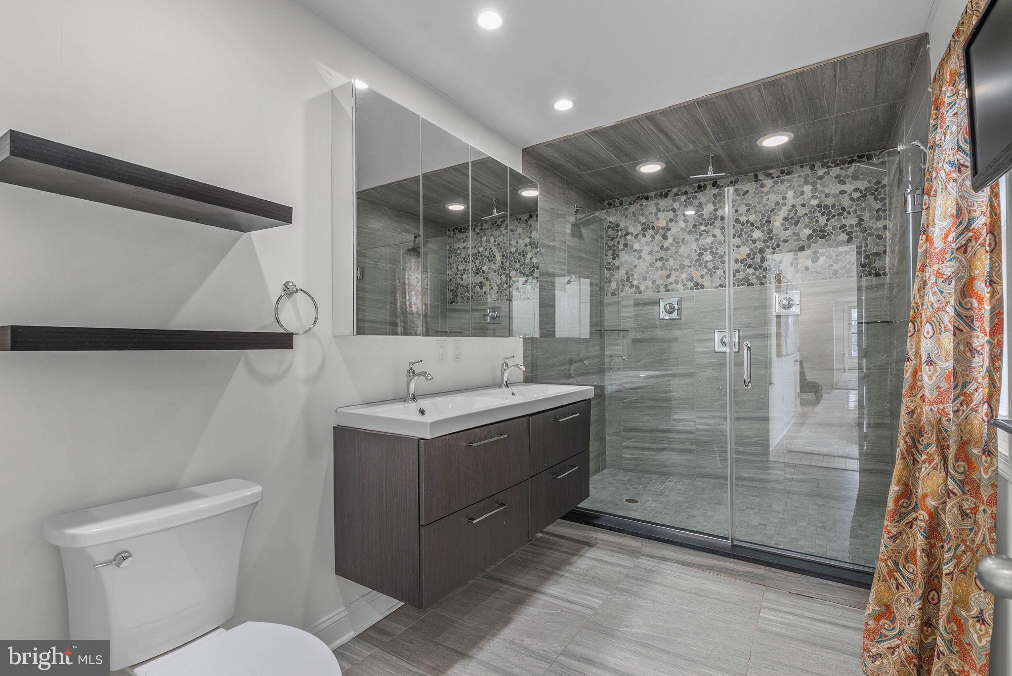 QUEEN VILLAGE - Residential