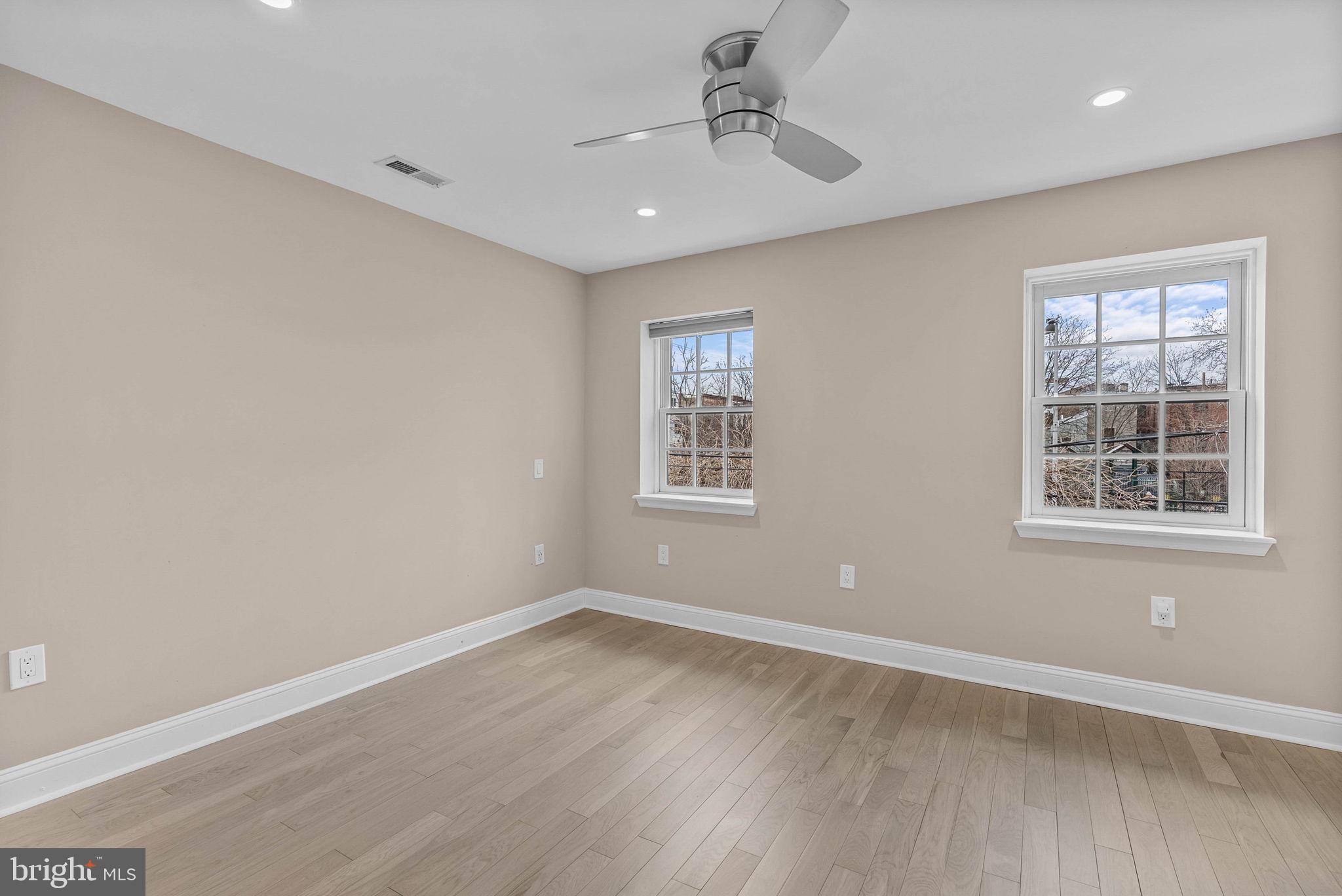 QUEEN VILLAGE - Residential