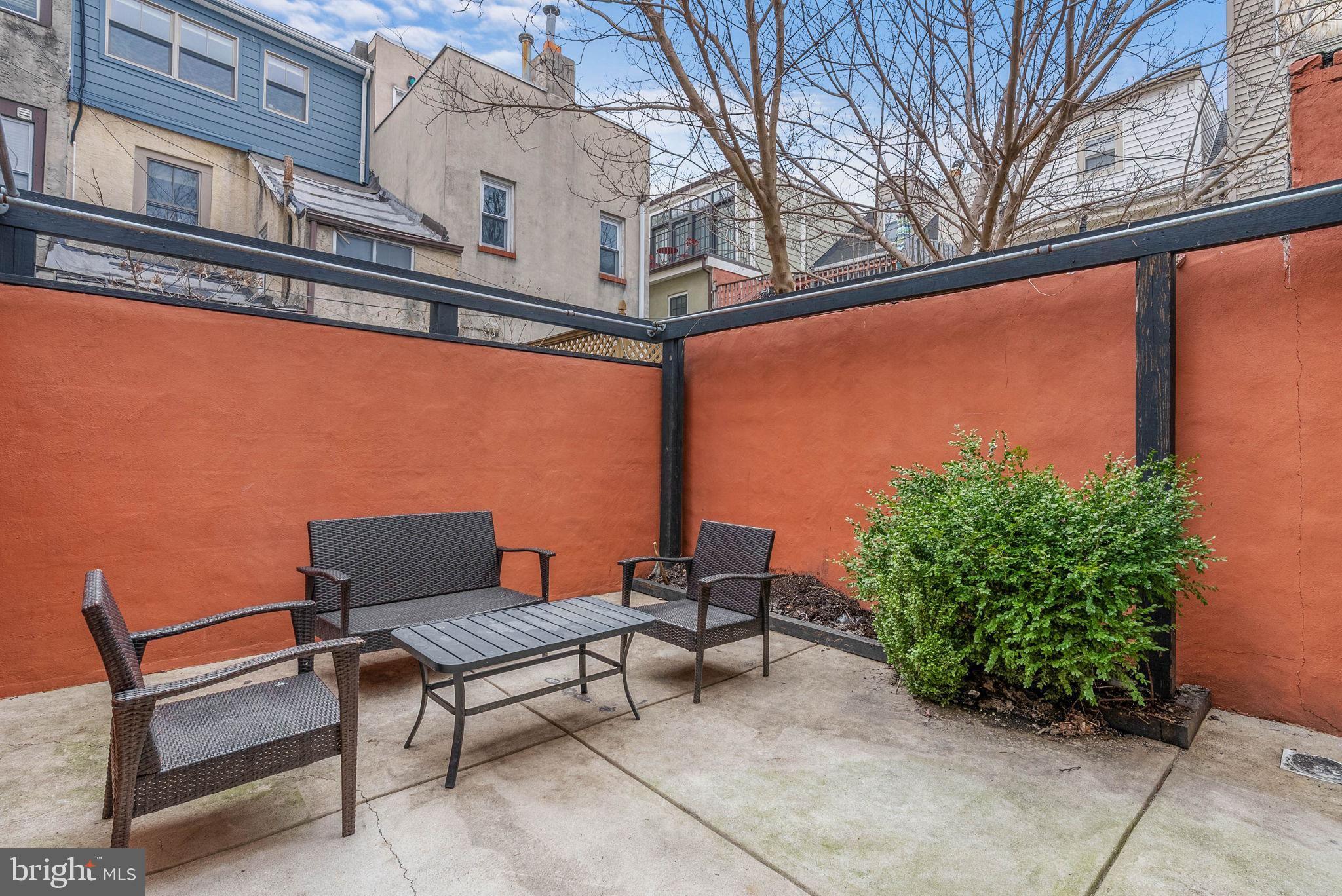 QUEEN VILLAGE - Residential