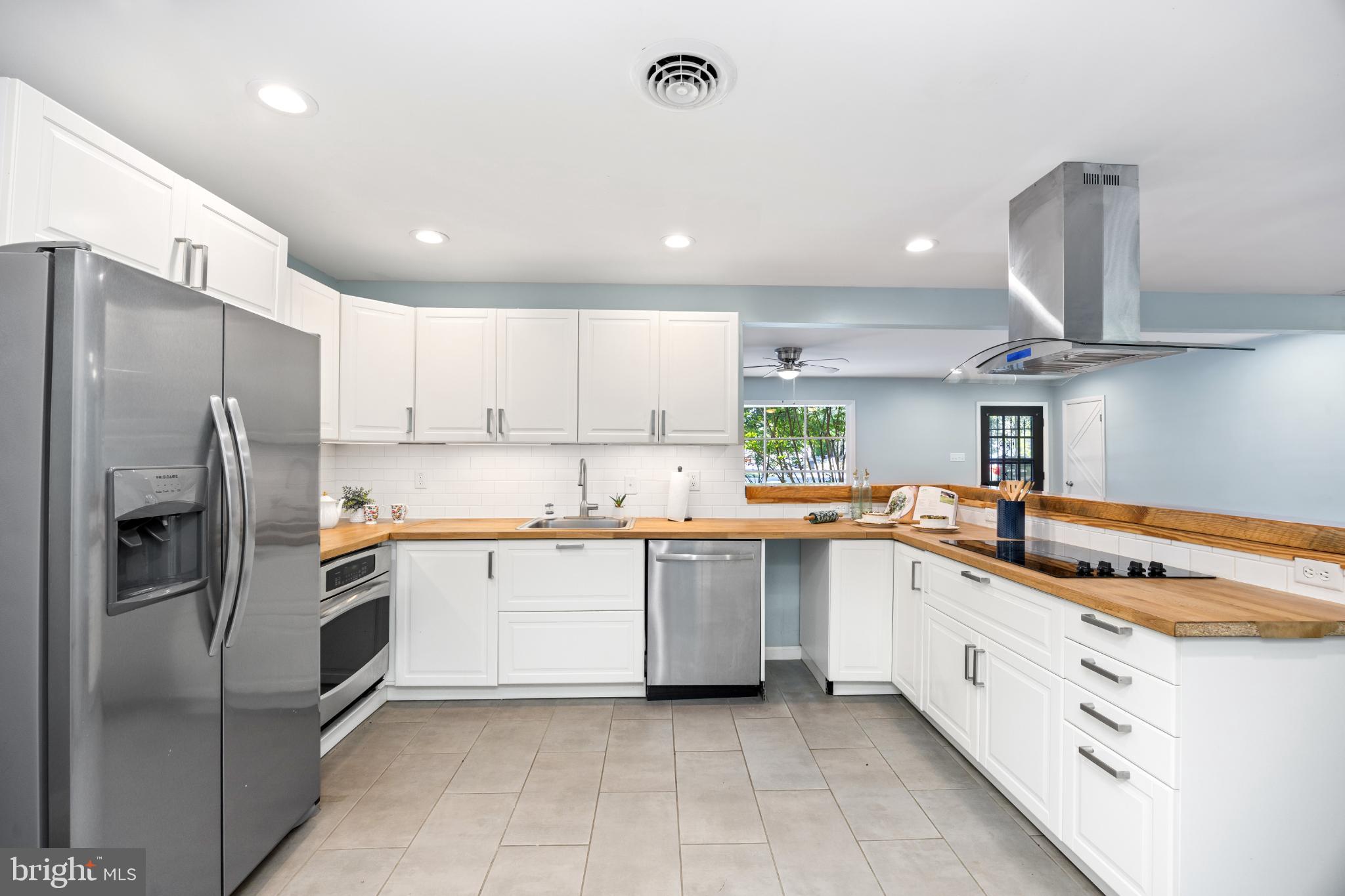 1105 MIDDLE NECK DRIVE