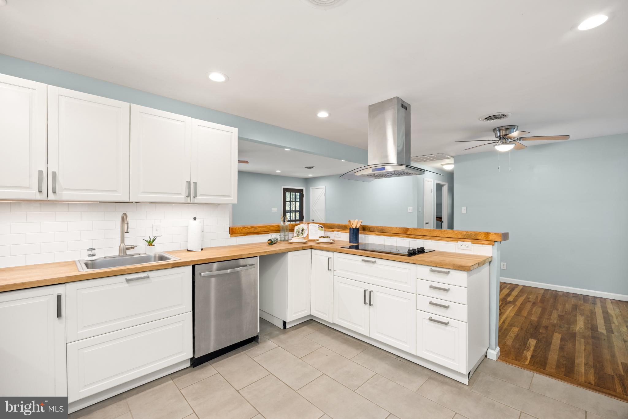 1105 MIDDLE NECK DRIVE