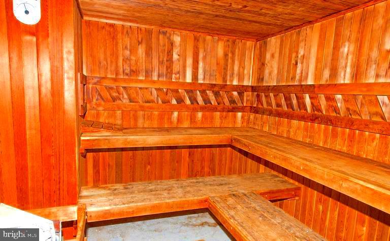 FOUNTAINS AT MCLEAN - Residential