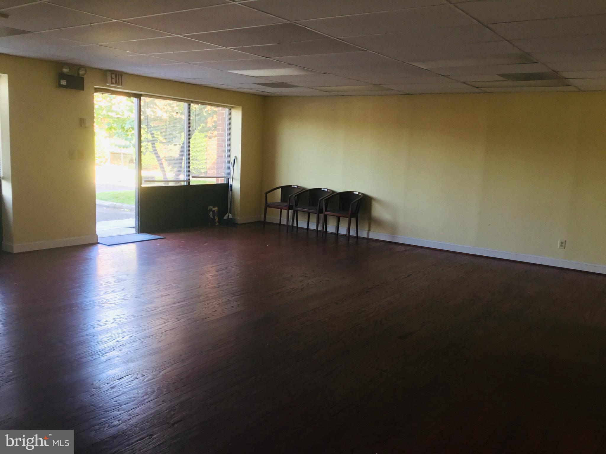 MARIAH BUSINESS CENTER - Commercial Lease