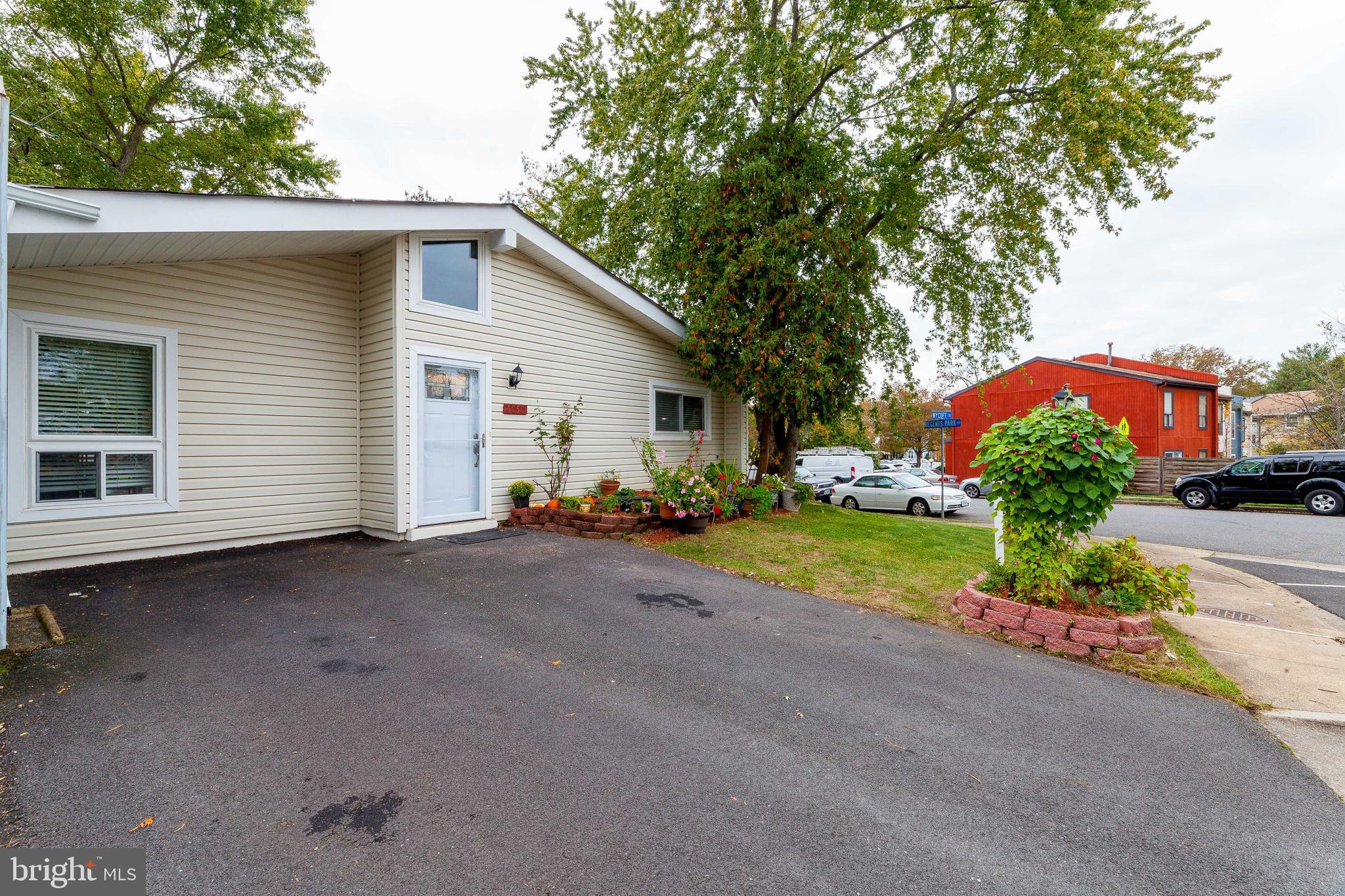 LONDON TOWNE - Residential