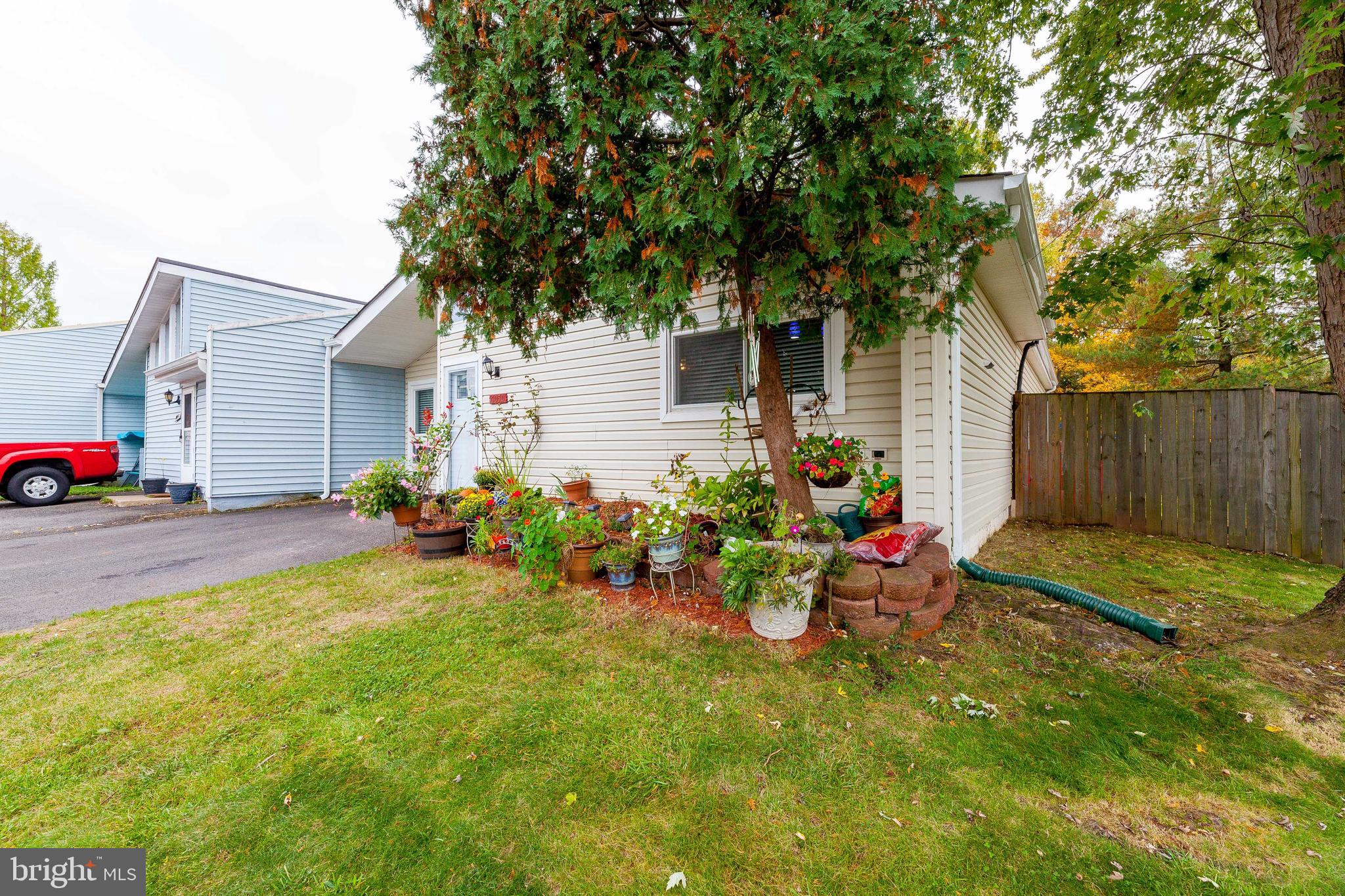 LONDON TOWNE - Residential