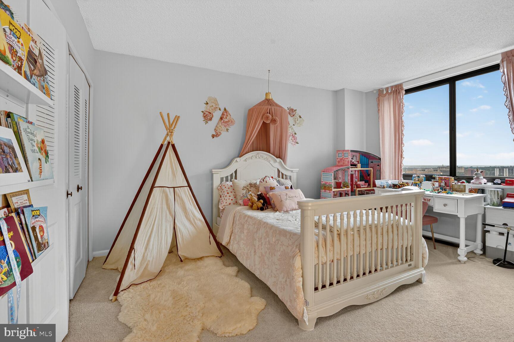 SKYLINE PLAZA - Residential