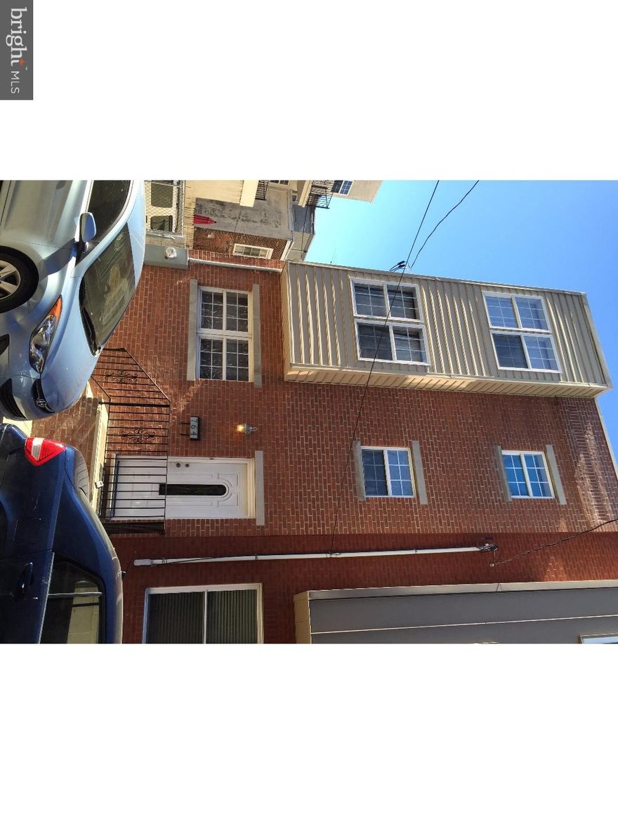 Charming Graduate Hospital townhome featuring 3 bedrooms/2.5 bathrooms. This welcoming home has hardwood flooring, recessed lighting and large windows that draw in tons of natural sunlight. Spacious bedrooms and large living room area truly makes this house a great place to call home! Located only a few blocks from Broad Street.