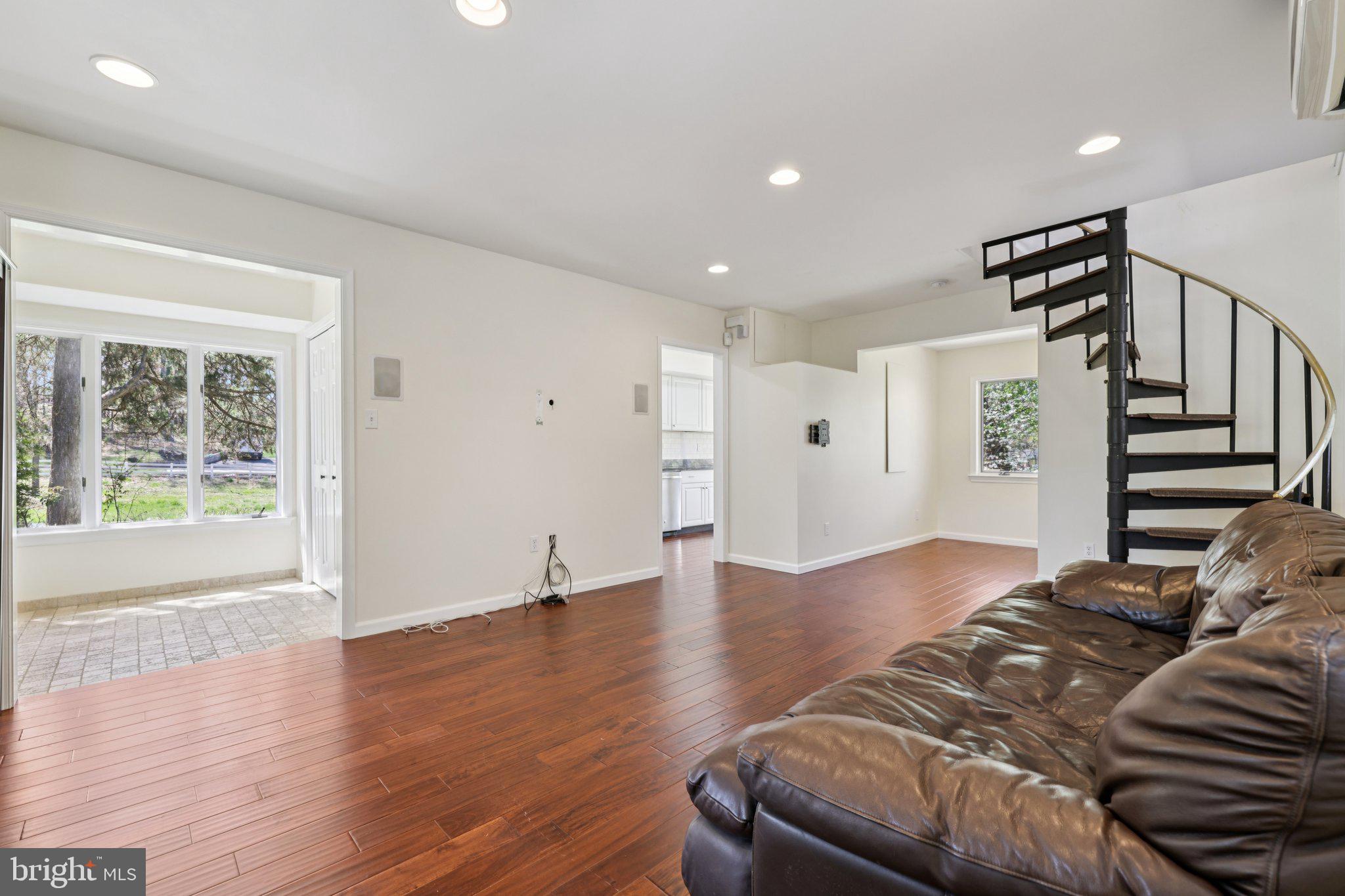 BURTONSVILLE - Residential