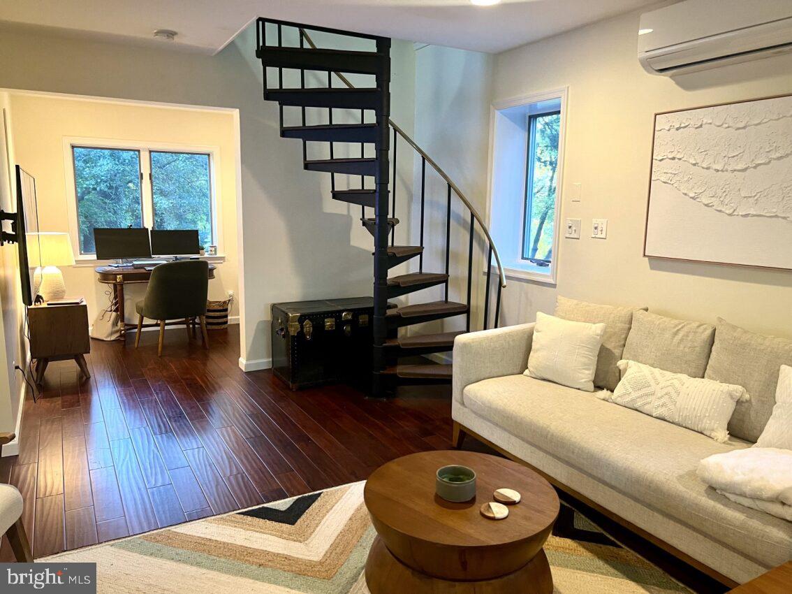 BURTONSVILLE - Residential