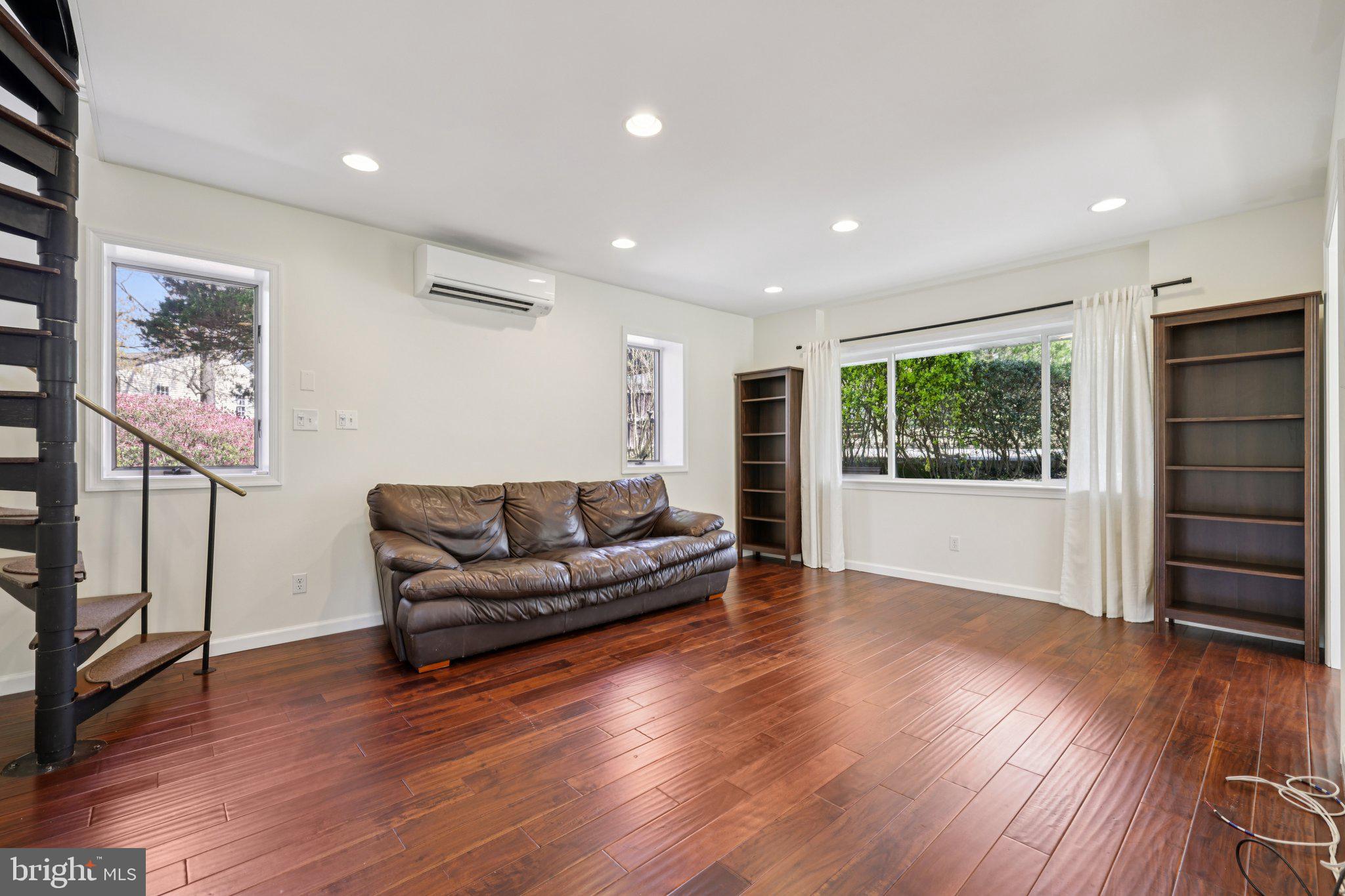 BURTONSVILLE - Residential