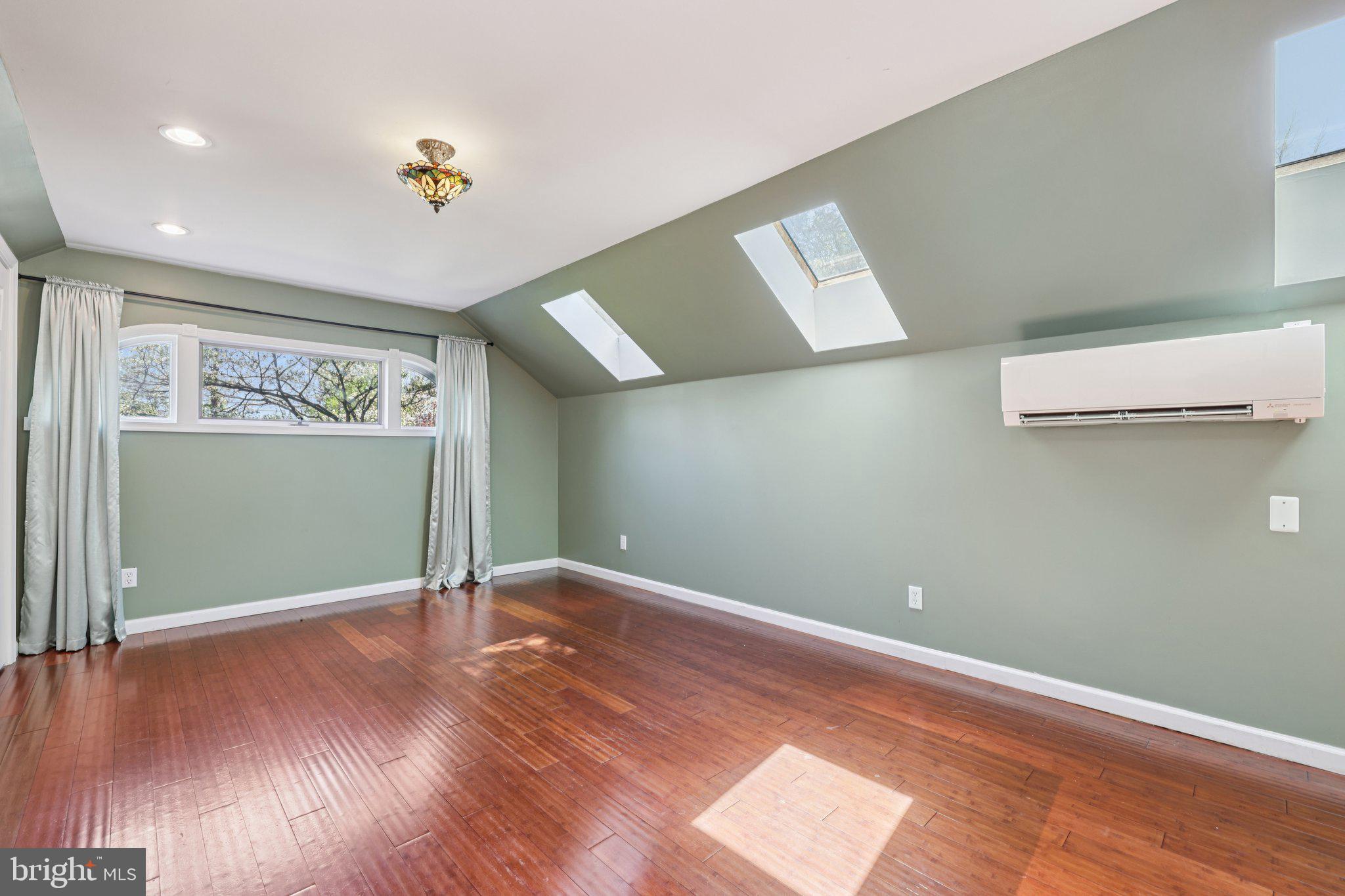 BURTONSVILLE - Residential