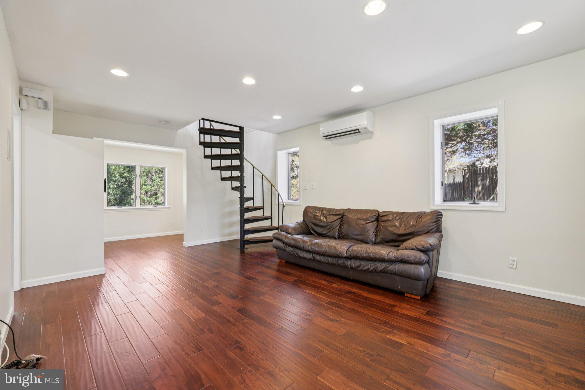 BURTONSVILLE - Residential