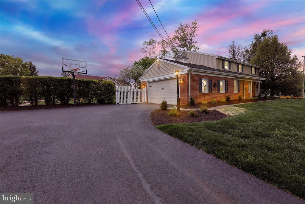 Photo of 560 Valley View Drive, NEW HOLLAND, PA 17557 (MLS # PALA2086978)